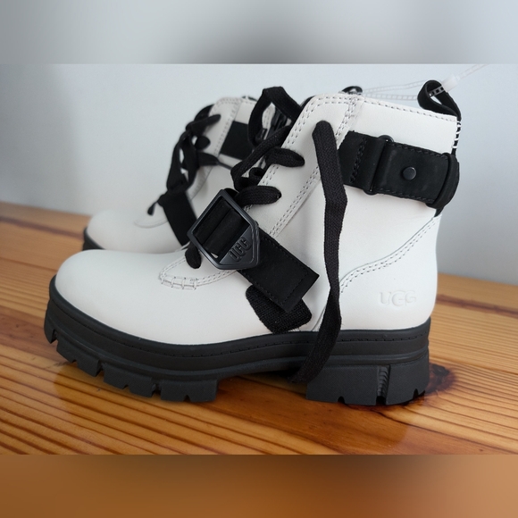 UGG ASHTON LACE UP BOOT WHITE LEATHER WATERPROOF HIGH TOP WOMENS US 7.5 - Picture 3 of 7